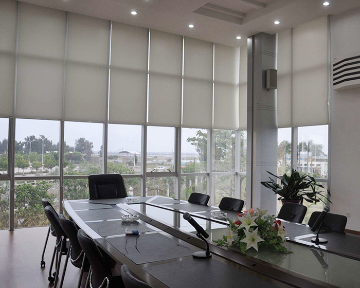 成都华阳企业会议室里的窗帘安装材料展示